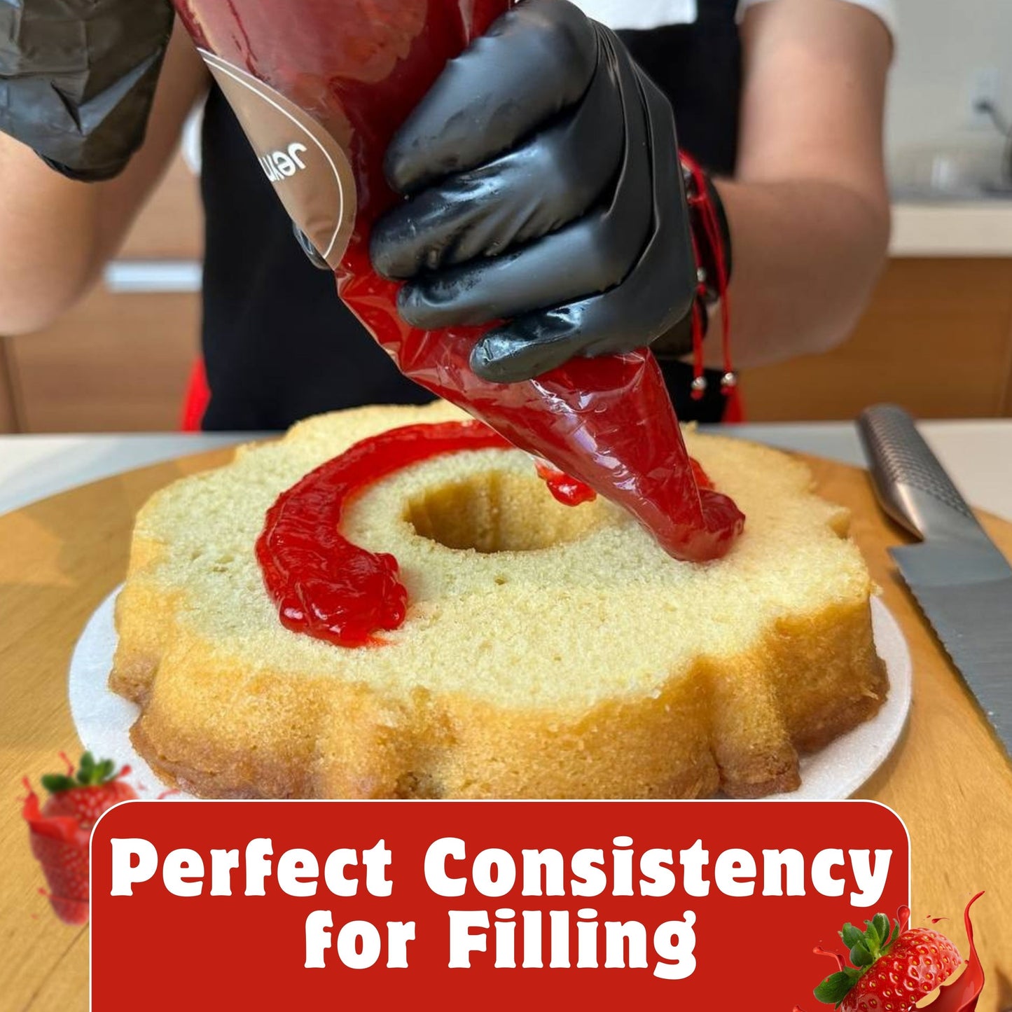 Jeynuuss strawberry filling aplicado sobre bundt cake; consistencia perfecta para rellenar y decorar postres; bolsa de 2 lb.